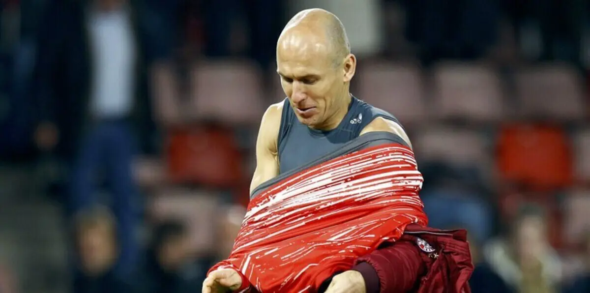 جماهير أيندهوفن تقدّم لروبن عقدًا دون شروط (فيديو)