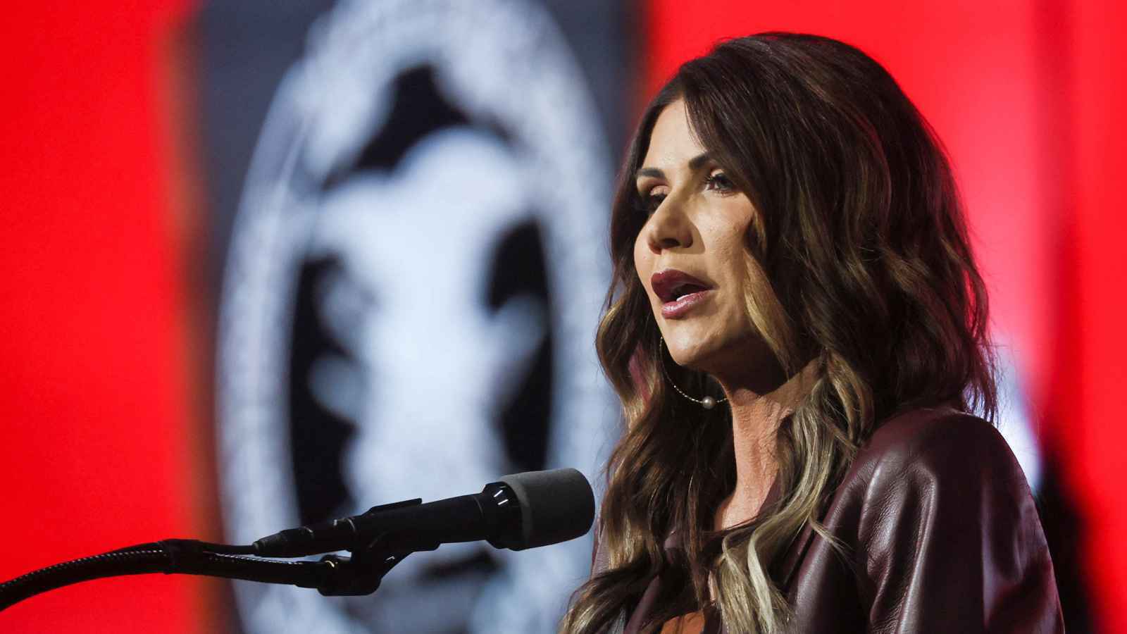 "مدينة مجرمين".. وزيرة أمريكية: المحتجون تلقوا أموالا لإشعال لوس أنجلوس