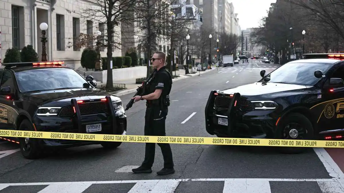 حافلة تقتحم حواجز أمنية قرب البيت الأبيض (فيديو)