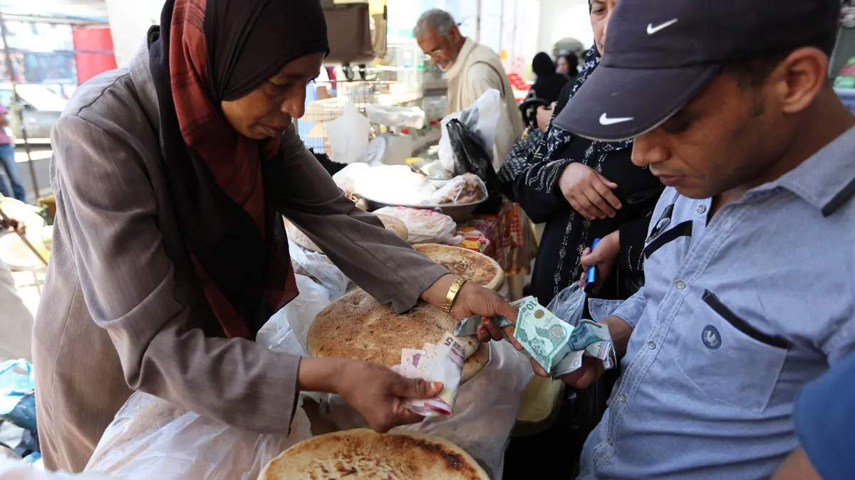 ليبيا.. تراشق الاتهامات بين السراج ومحافظ المركزي بشأن أزمة الخبز