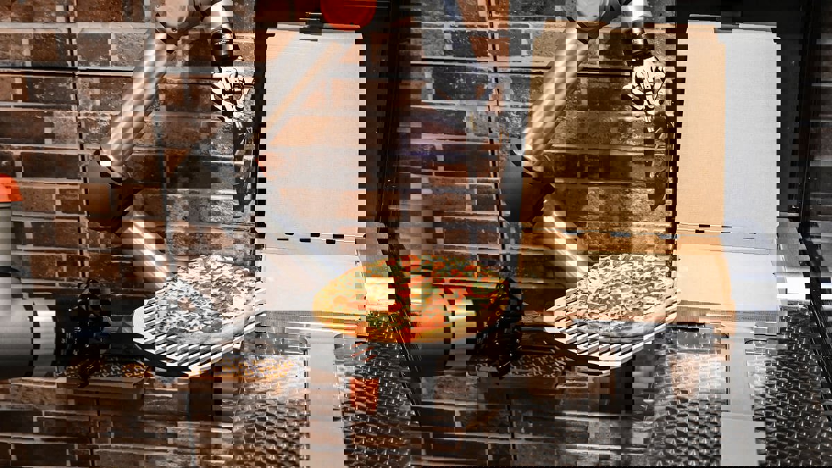 مطعم في قلب باريس يقدم للزبائن بيتزا محضرة آليا على يد روبوت (صور)‎