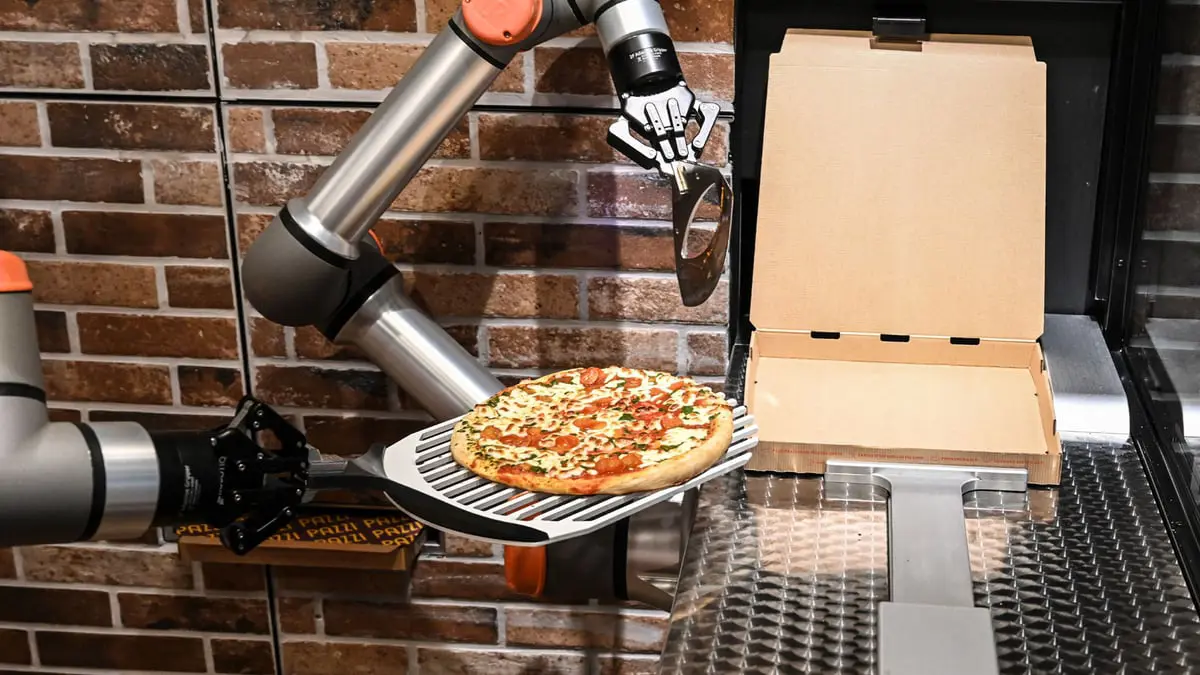 مطعم في قلب باريس يقدم للزبائن بيتزا محضرة آليا على يد روبوت (صور)‎