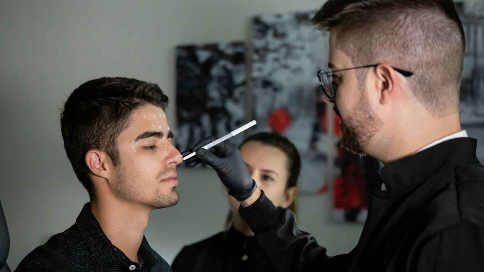 تزايد إقبال الرجال على التجميل.. ثورة في المفاهيم والعادات