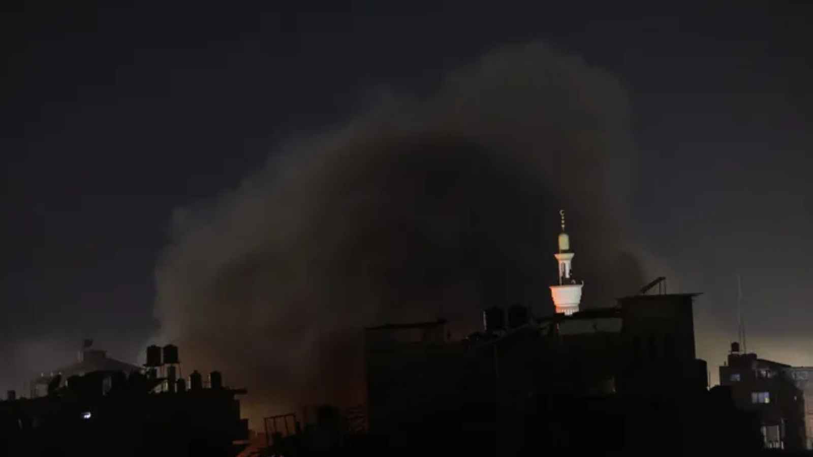 من السماء والأرض.. إسرائيل تستكمل تحويل رفح إلى أنقاض (فيديو)