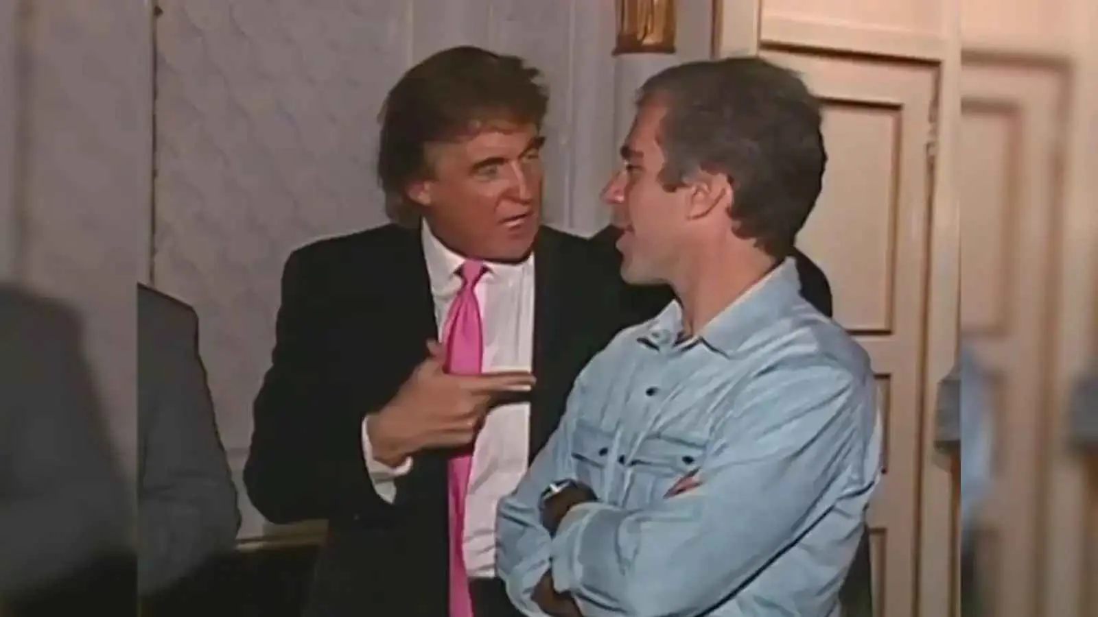 "قصة زائفة".. البيت الأبيض ينفي إبلاغ ترامب بالتورط بملفات إبستين