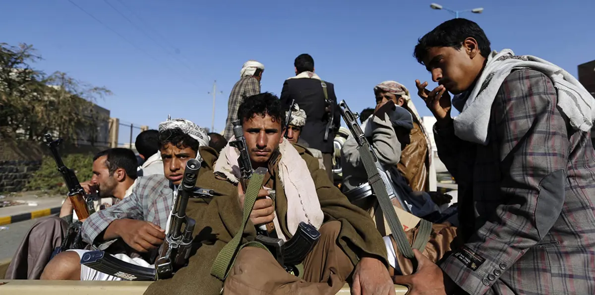 بالصور.. شاهد كيف تقلد جماعة الحوثي تنظيم داعش بشأن النساء