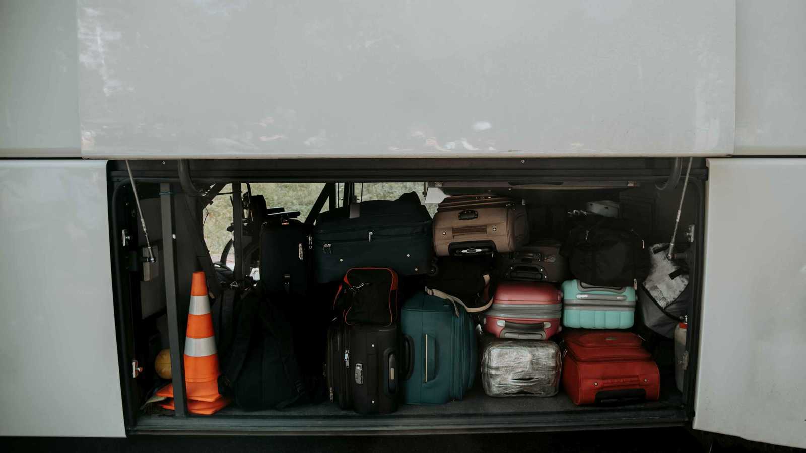 فيديو صادم لامرأة داخل حقيبة سفر على متن حافلة