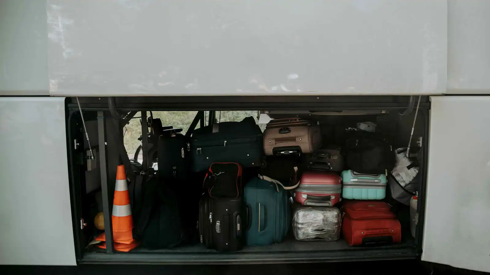 فيديو صادم لامرأة داخل حقيبة سفر على متن حافلة