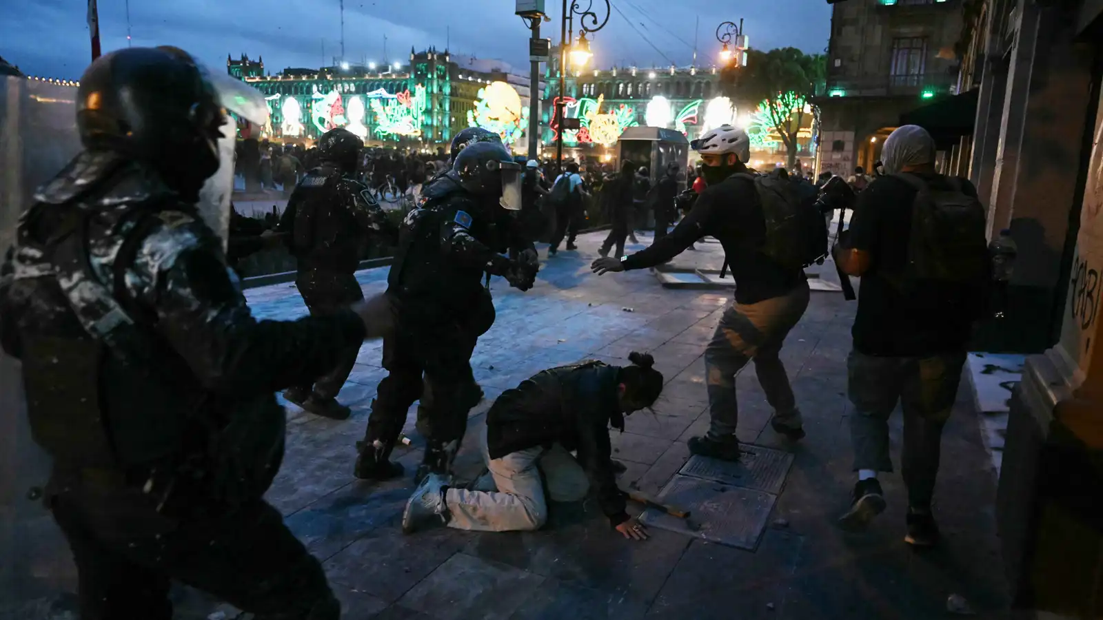 في ذكرى "المذبحة".. إصابات باشتباكات مع الشرطة المكسيكية (فيديو)