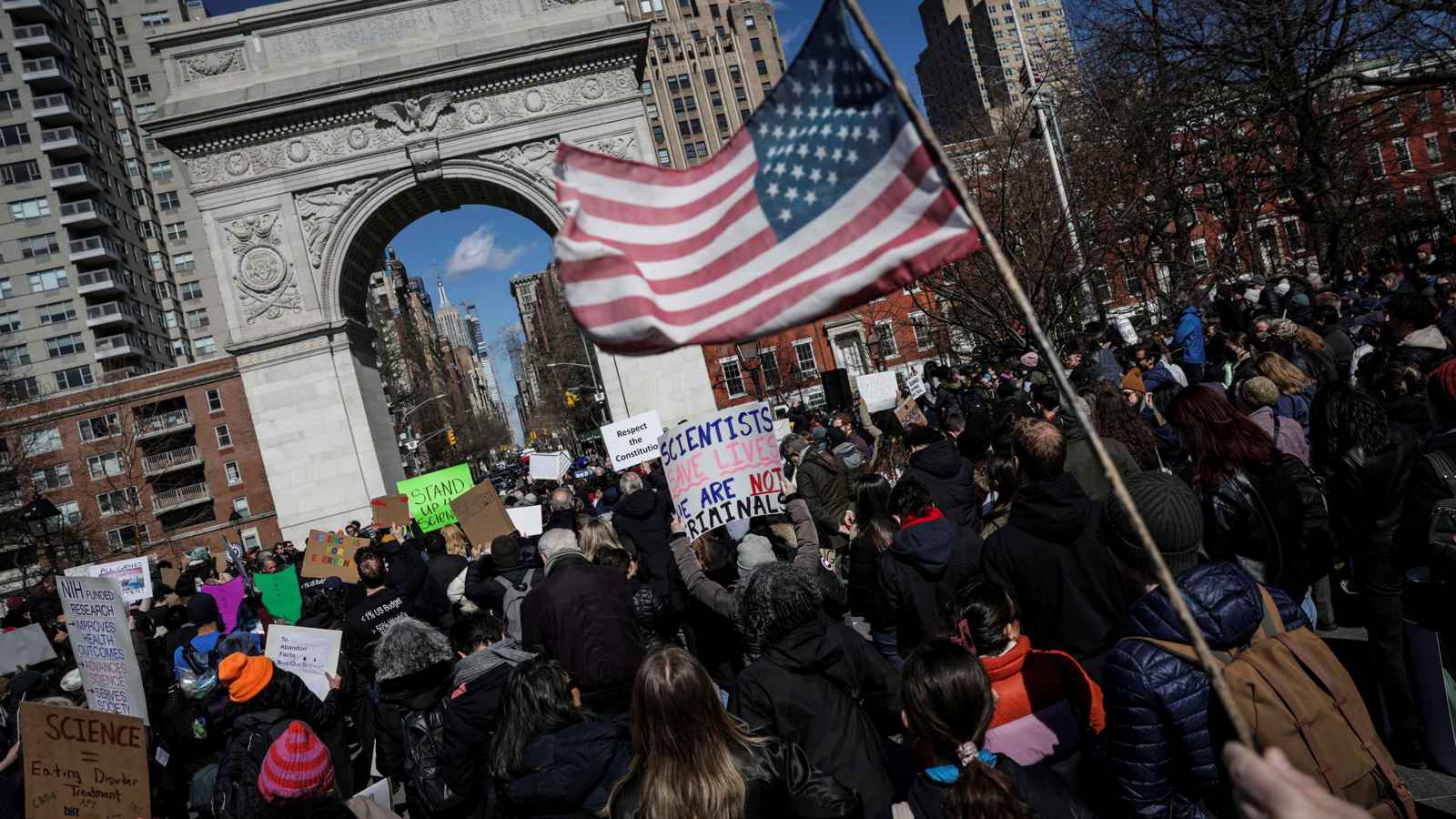 ضد سياسة ترامب... احتجاجات حاشدة في واشنطن للدفاع عن التمويل البحثي