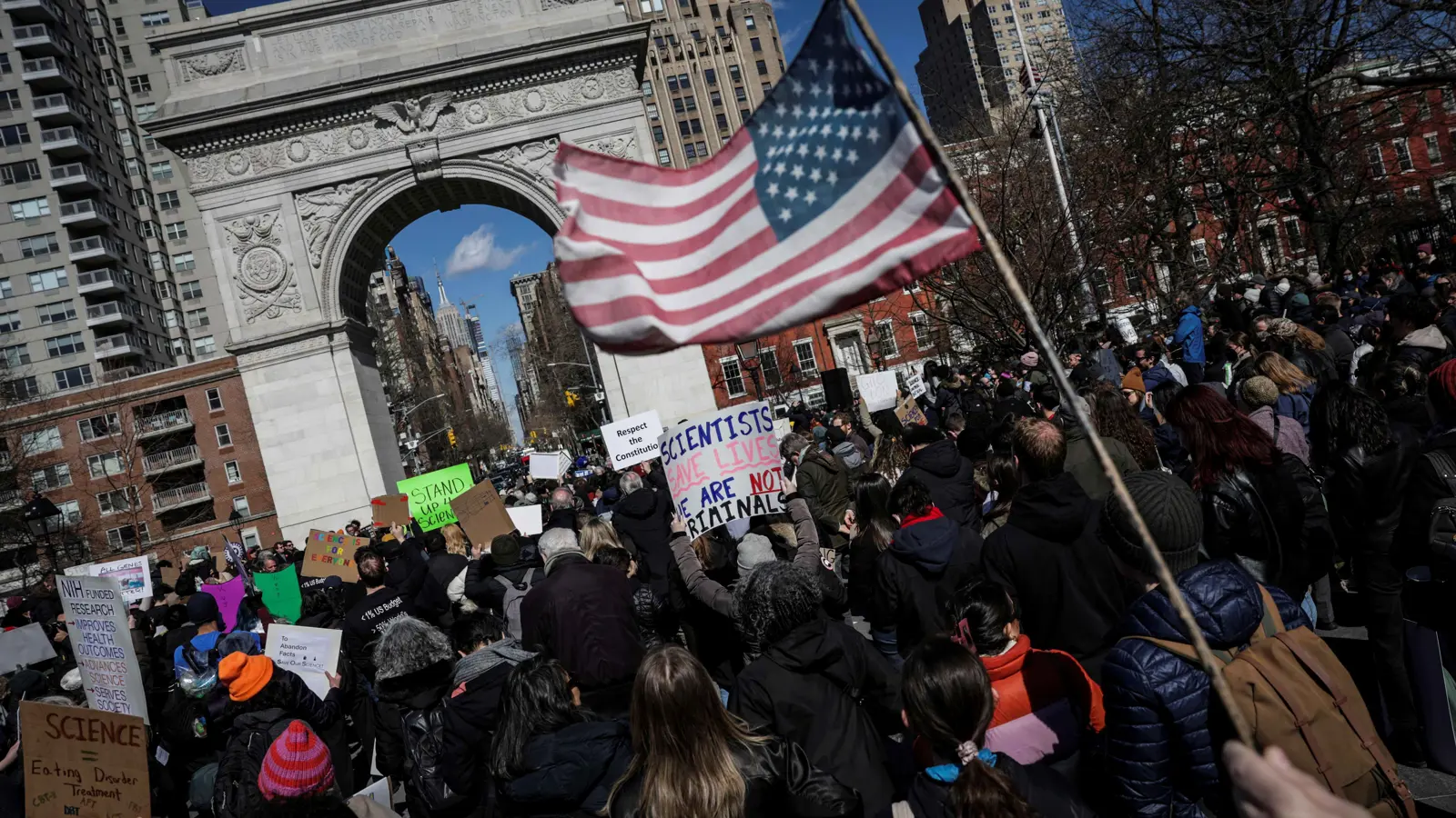 ضد سياسة ترامب... احتجاجات حاشدة في واشنطن للدفاع عن التمويل البحثي