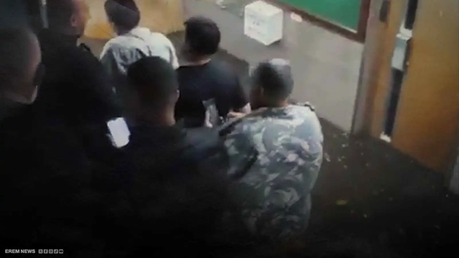 وزارة لبنانية "تعوم فوق الماء".. الأمطار تغمر المكاتب وتحاصر المتواجدين