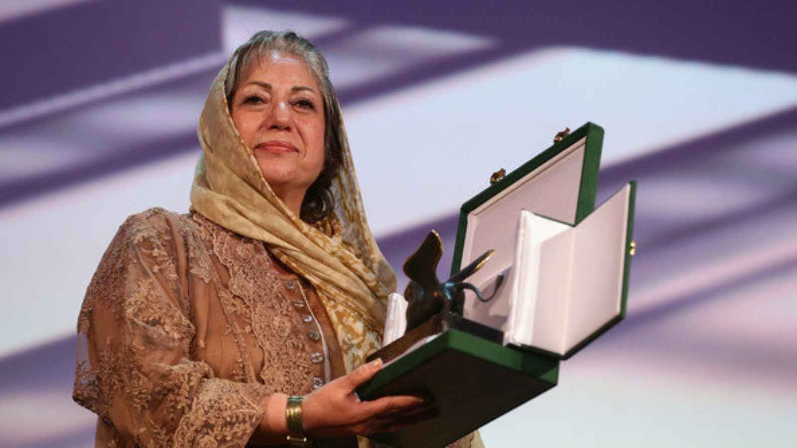 إيران.. توجيه تهمة "خلع الحجاب" للمخرجة رخشان بني اعتماد وابنتها