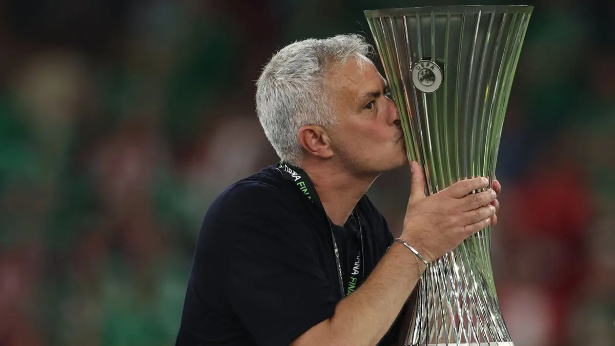 مورينيو يحتفل بأرقامه وأول ألقاب روما الأوروبية