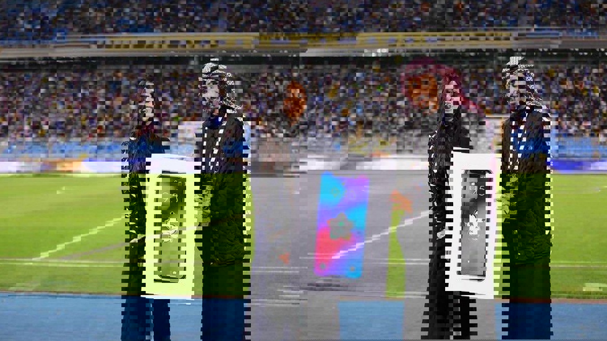 "فتاة الآيفون" تنال إعجاب السعوديين خلال مباراة النصر والقادسية (فيديو)