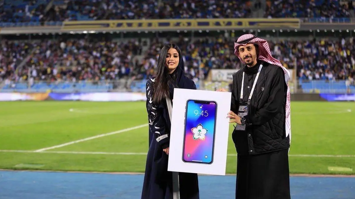 "فتاة الآيفون" تنال إعجاب السعوديين خلال مباراة النصر والقادسية (فيديو)