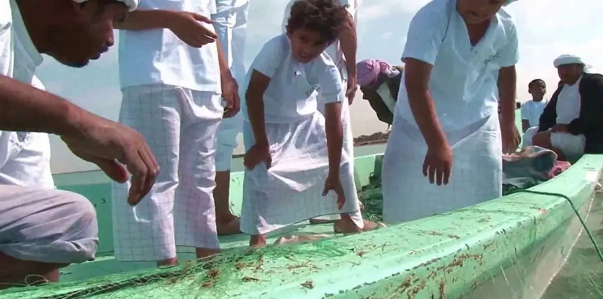 بعد 29 يومًا من الاعتقال في إيران.. الصياد الإماراتي سلطان محمد يصل الشارقة (صورة)