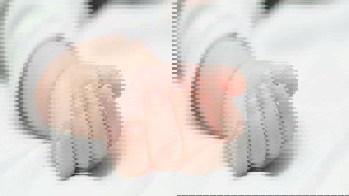 الكويت.. خادمة ترمي جثة مولودها من حمل "سفاح" في سلة المهملات