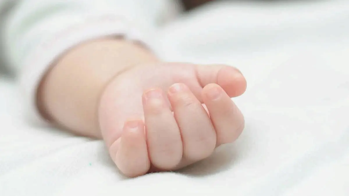 الكويت.. خادمة ترمي جثة مولودها من حمل "سفاح" في سلة المهملات