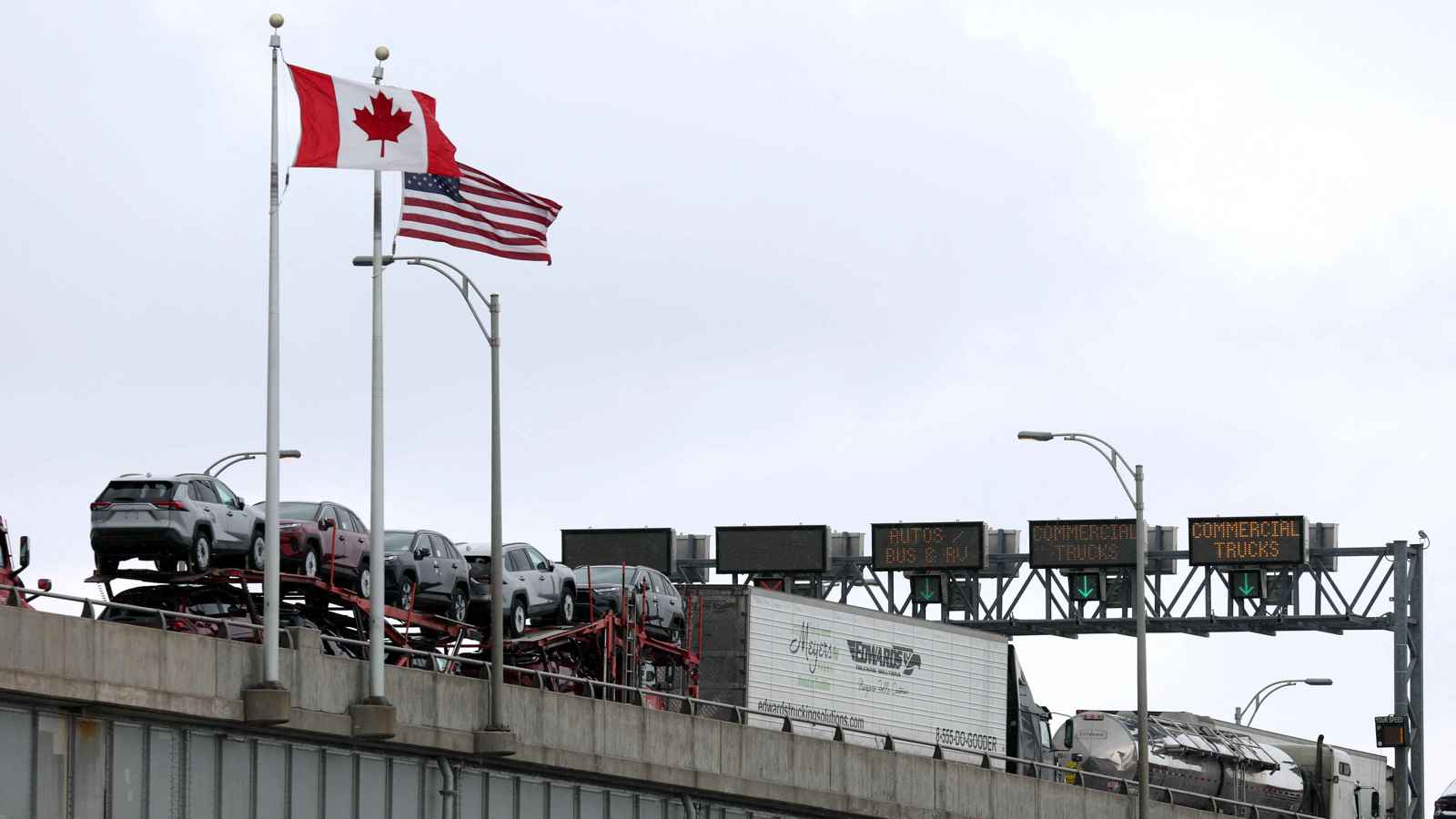 كندا تبدأ فرض رسوم بنسبة 25% على السيارات الأمريكية