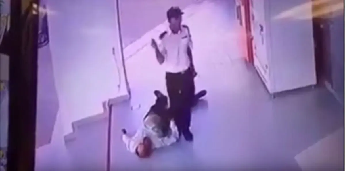 هجوم وحشي من حارس أمن على معاق في سوبرماركت (فيديو)