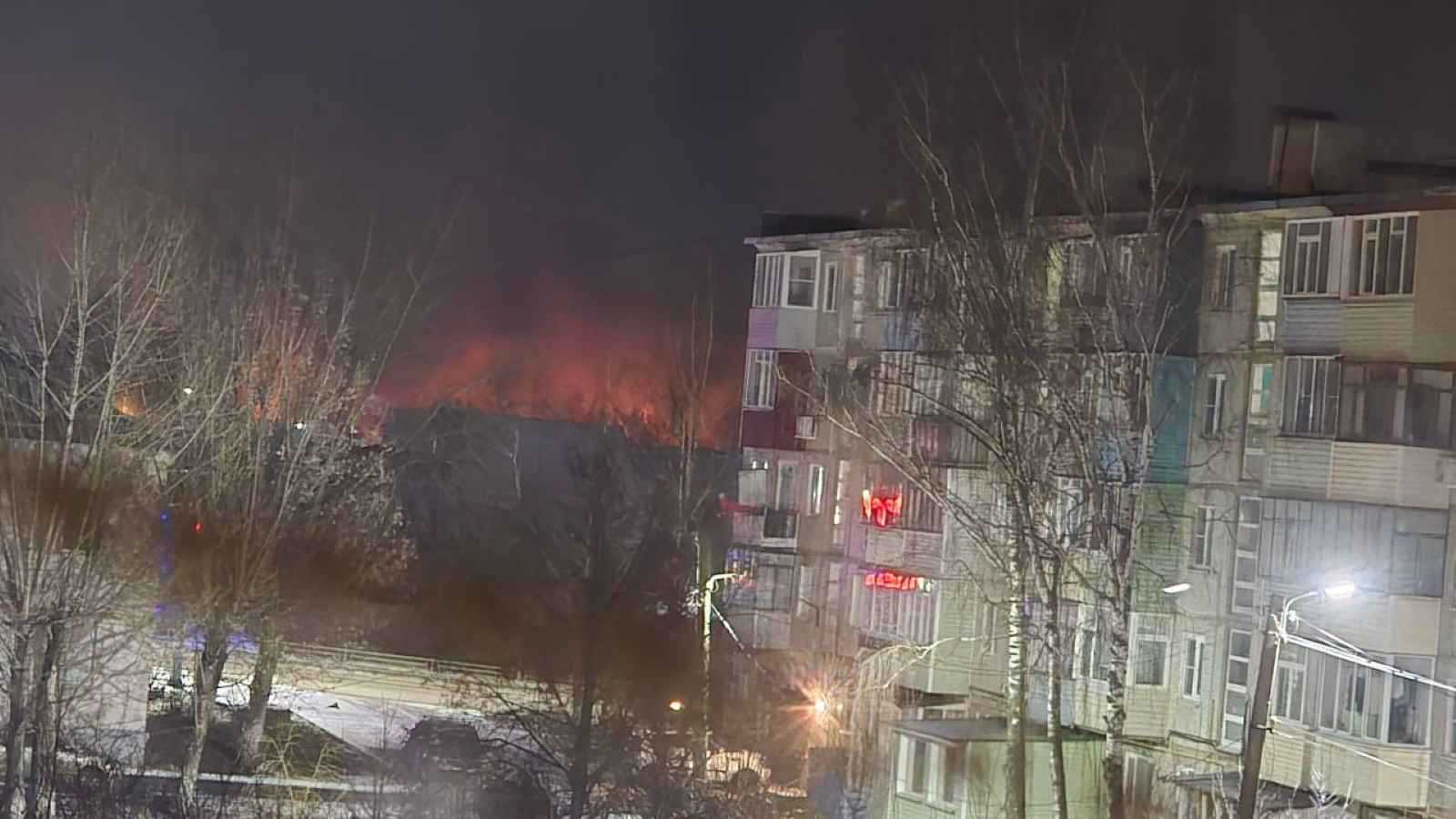 هجوم أوكراني يشعل النيران بمنطقة صناعية في تولا الروسية (فيديو)