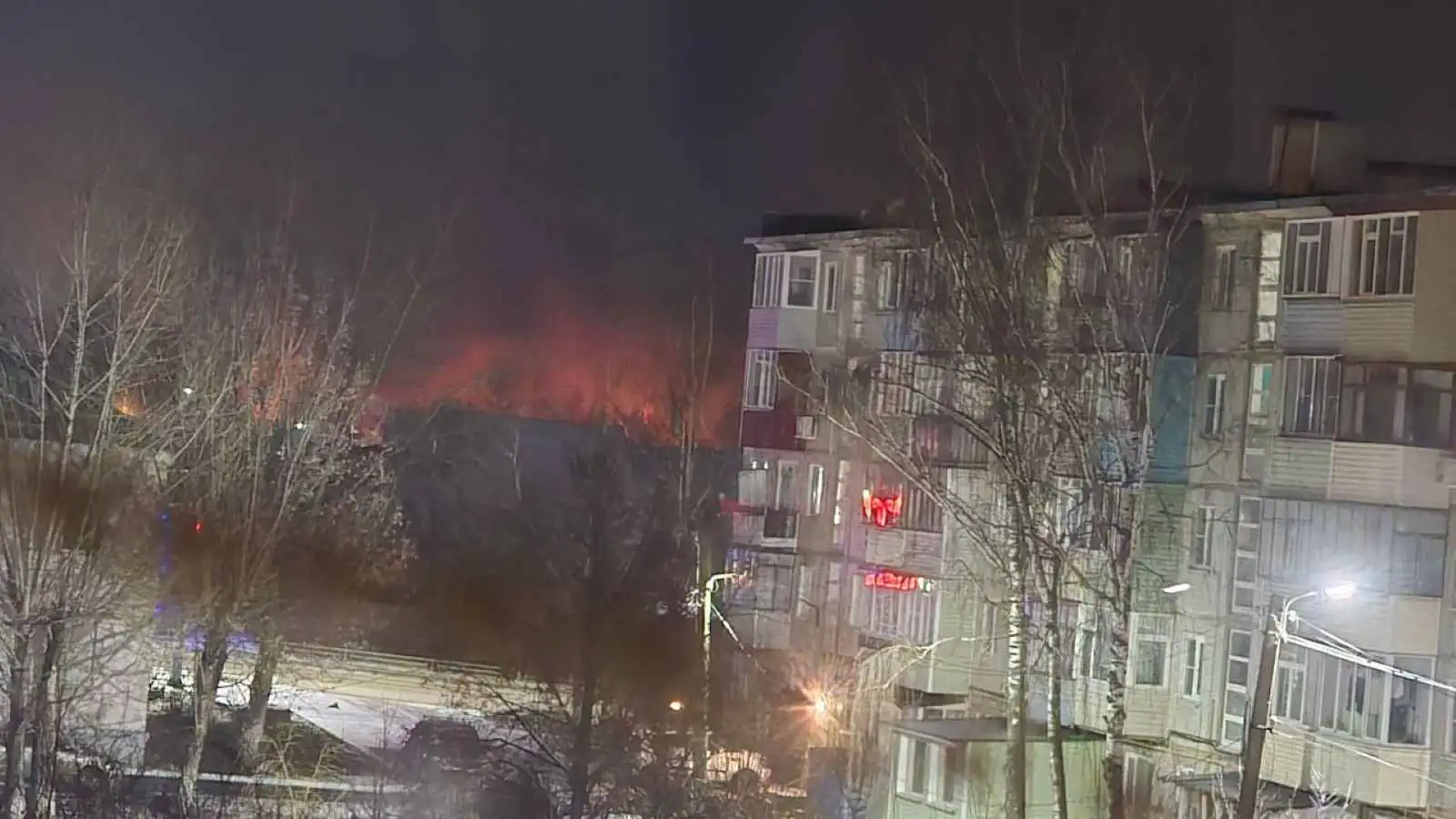 هجوم أوكراني يشعل النيران بمنطقة صناعية في تولا الروسية (فيديو)