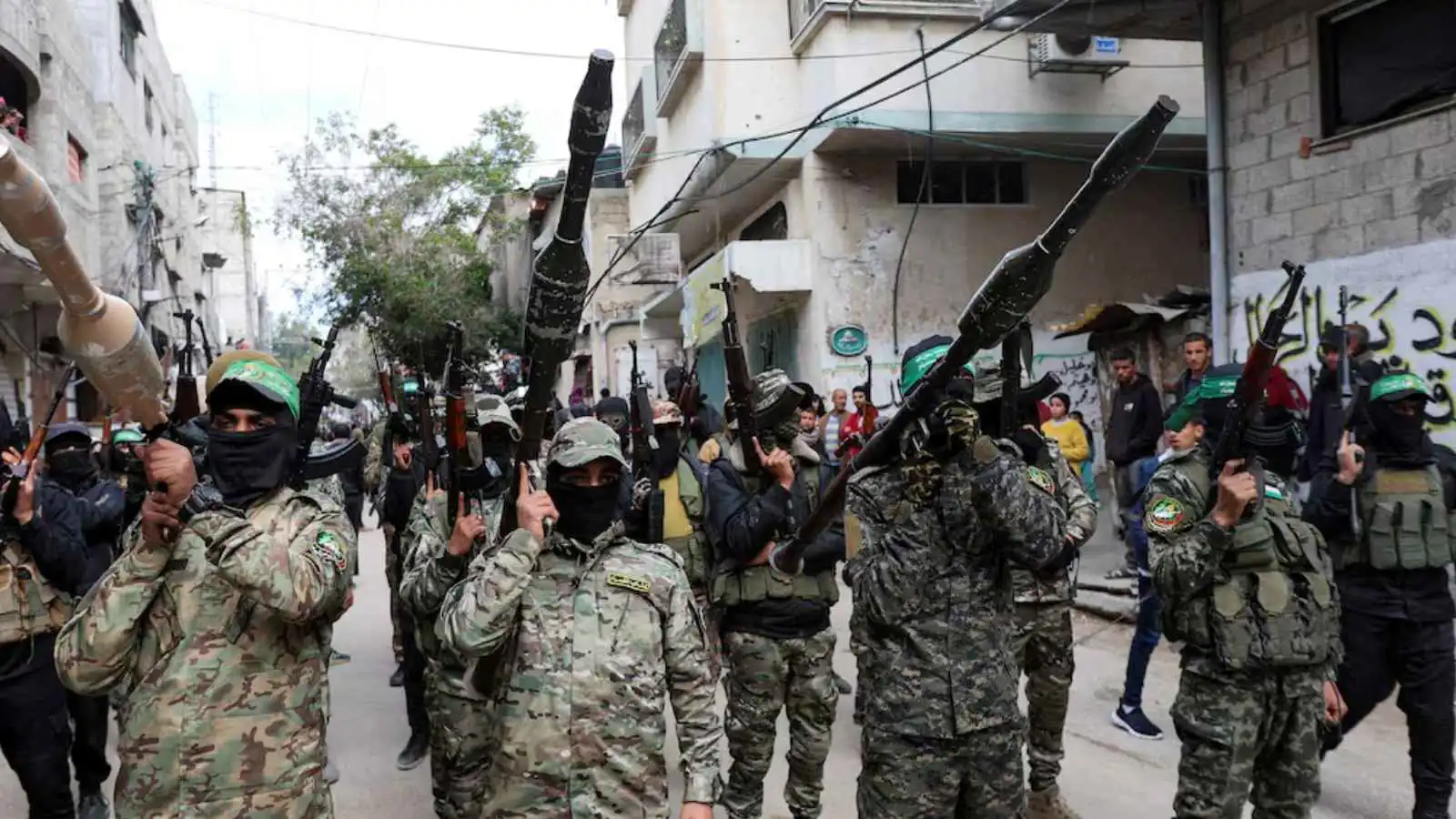 دون مراسم احتفالية.. كواليس تسليم حماس الدفعة الأولى من الرهائن