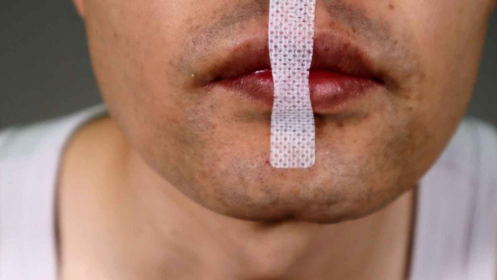 يروج لها مشاهير.. تحذير من ممارسة خطيرة أثناء النوم