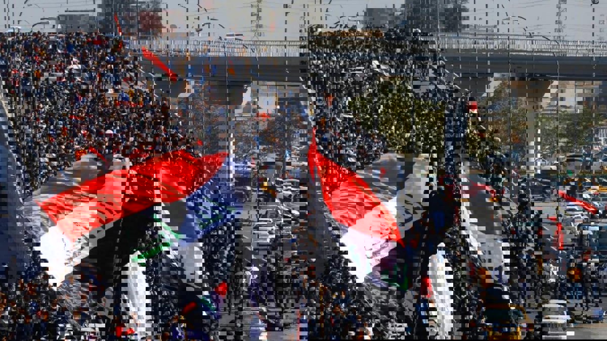 بعد رفض شعبي.. الكاظمي يوقف نصب بوابات حديدية لتأمين المنطقة الخضراء