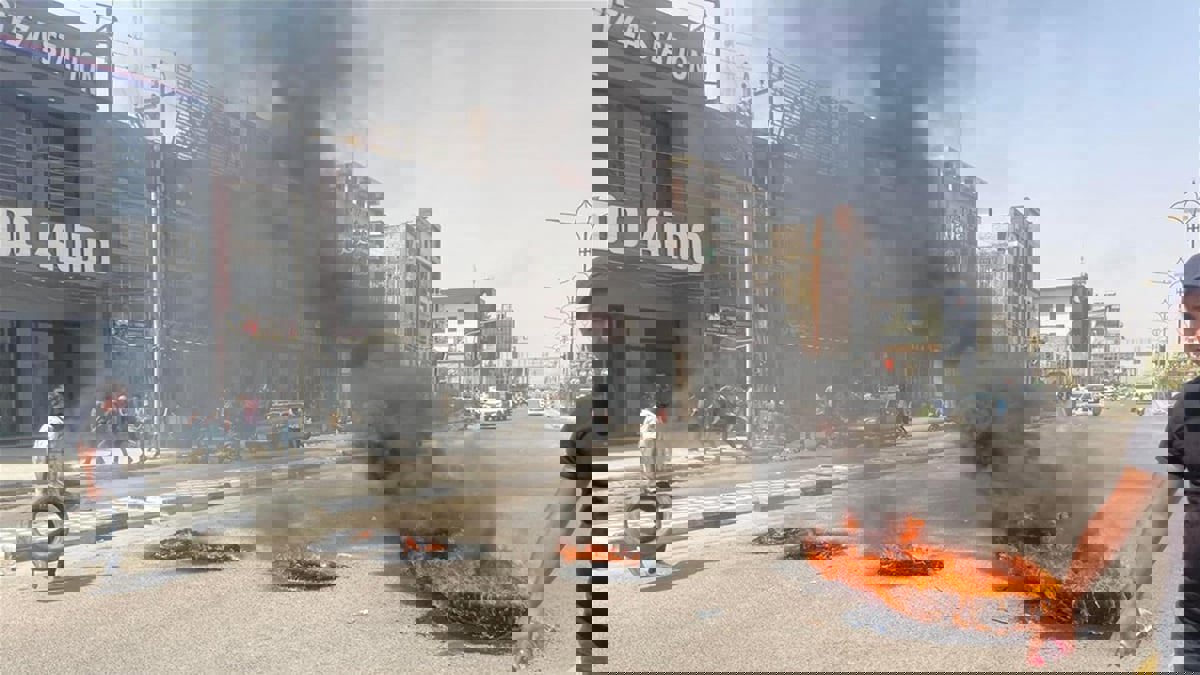 إصابة محتجين خلال اشتباكات عنيفة مع الأمن في ذي قار العراقية (فيديو)