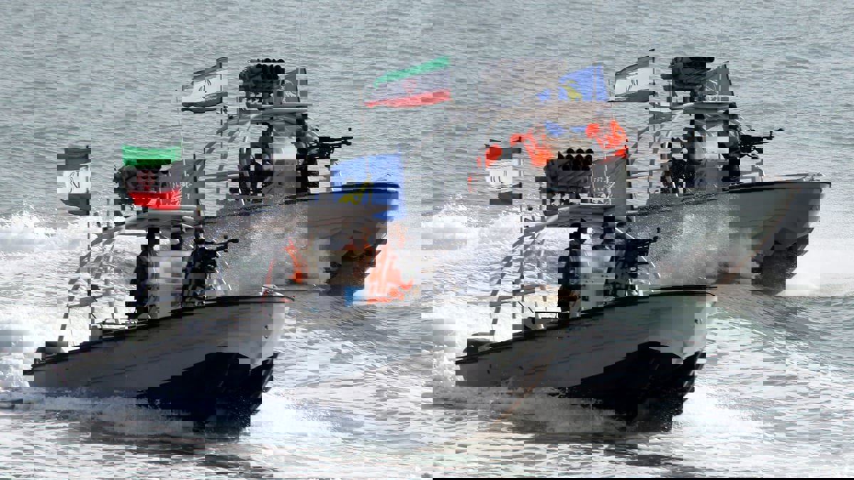 إيران تحتجز زورقين لصيادين عمانيين في بحر عمان