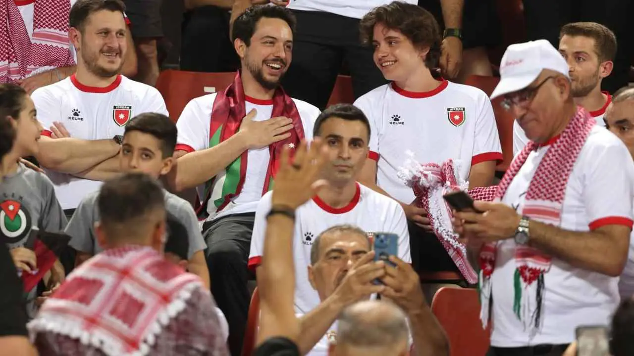 كيف احتفل ولي عهد الأردن وشقيقه بتأهل النشامى؟ (فيديو)