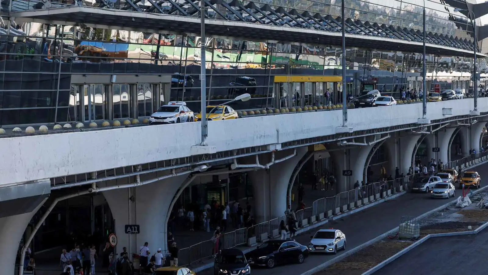 محكمة روسية تقضي بسجن أمريكي حاول تهريب قطع كلاشينكوف