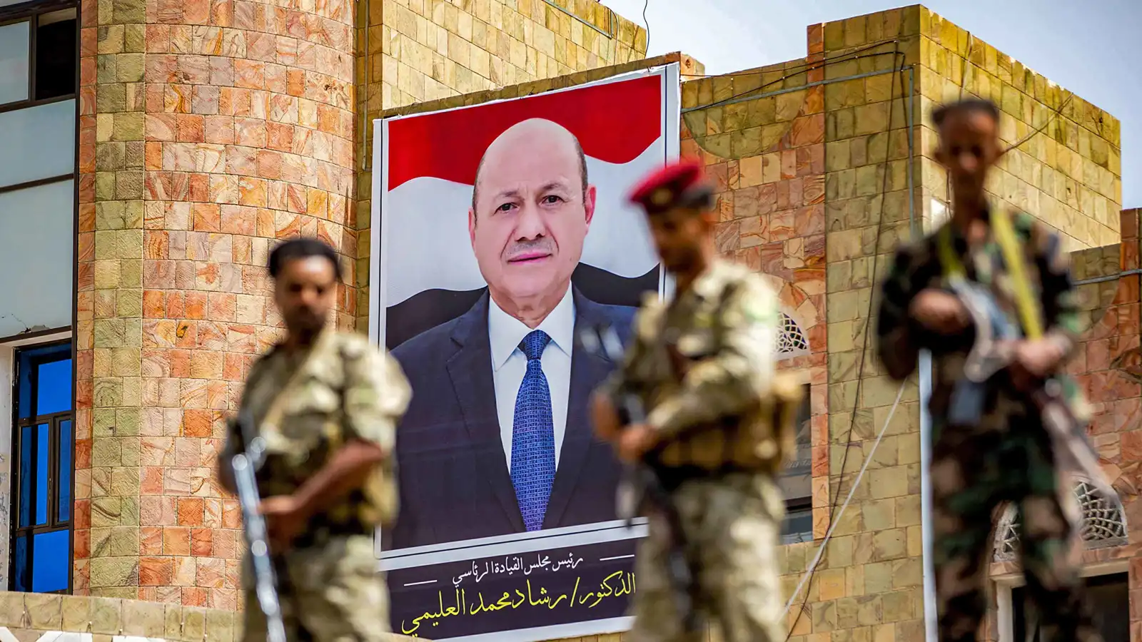 انقسام في قلب الشرعية.. تحذيرات من كلفة قرارات العليمي على المعركة ضد الحوثي