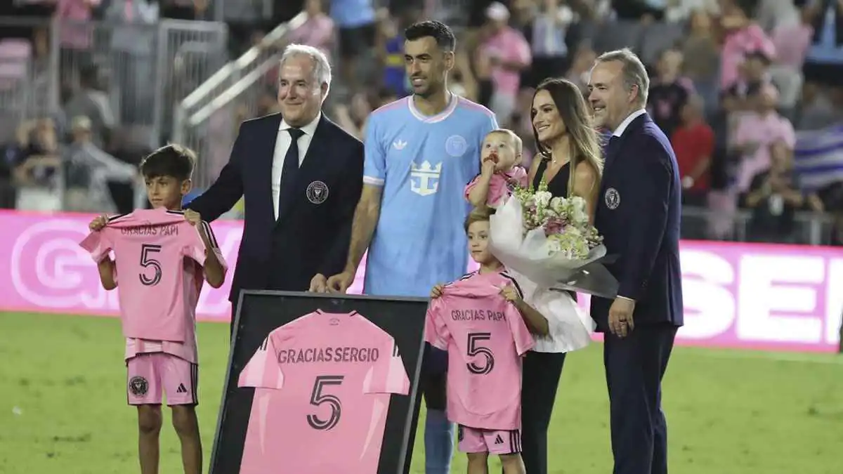 بعد تكريمه.. بوسكيتس يكشف مستقبله بعد الاعتزال (فيديو)