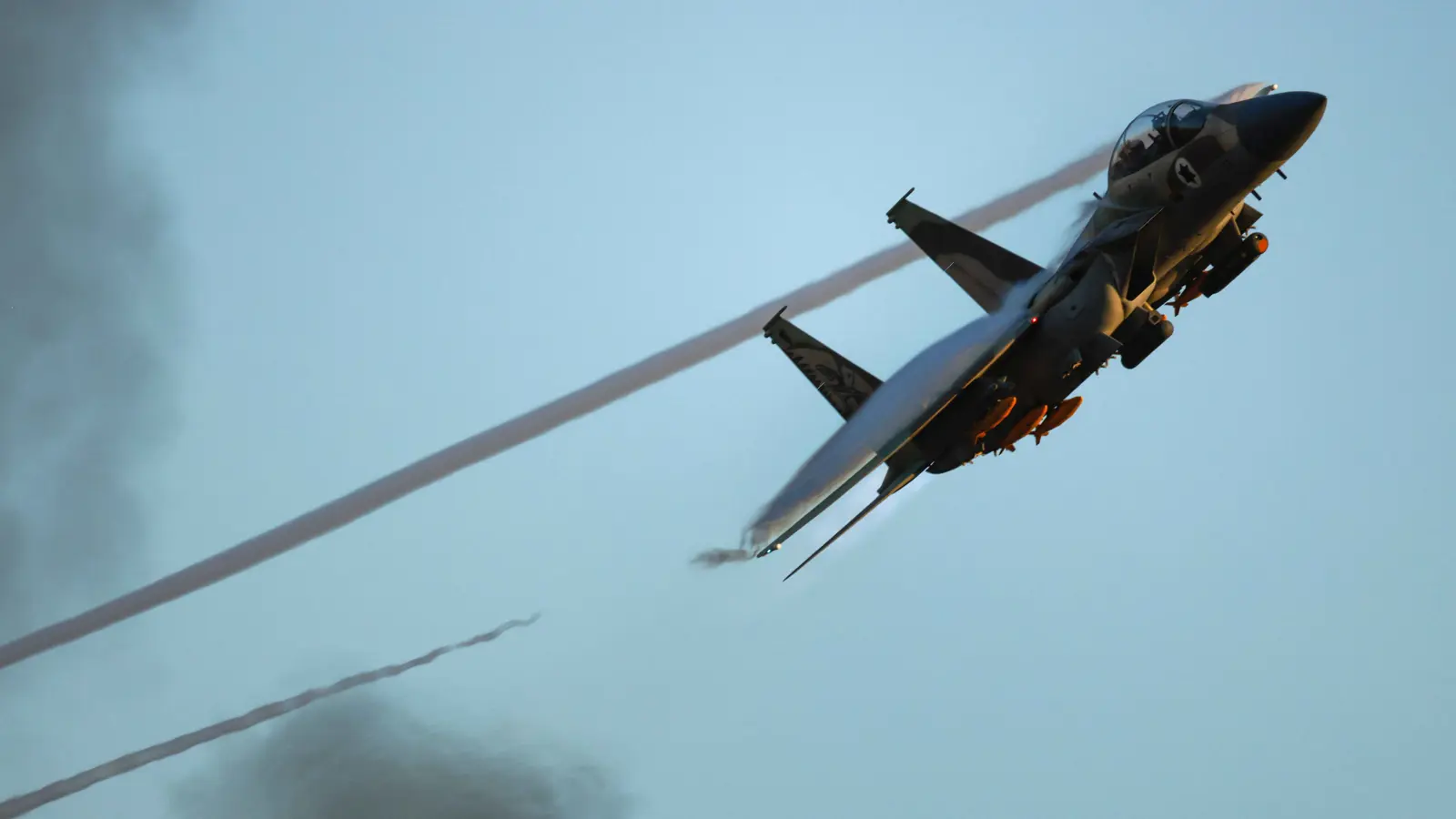 موقع عبري: إسرائيل تستعد لمهاجمة إيران وتسعى لإقناع واشنطن