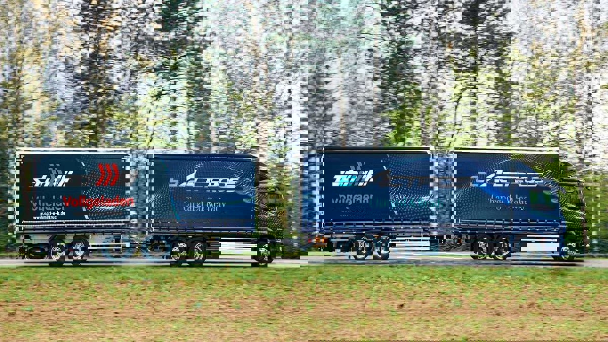 "مرسيدس" تكشف عن شاحنة كهربائية تقطع 500 كم بالشحنة الواحدة