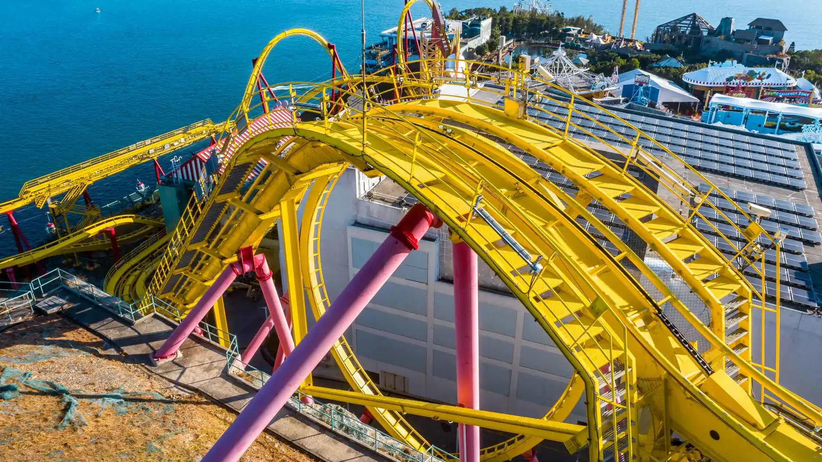 رعب في متنزه ترفيهي بعد توقف "أفعوانية" في الجو (فيديو)