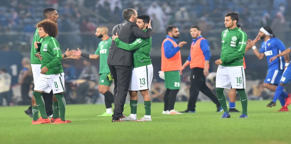 إدارة المنتخب السعودي تكرّم أحد المشجعين لهذا السبب  (فيديو)