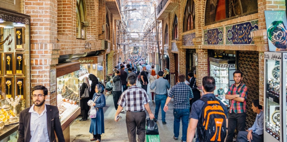 إضراب نادر يغلق "بازار طهران" احتجاجًا على تدهور الريال الإيراني