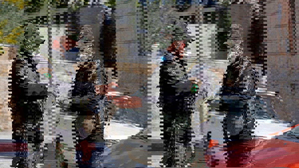 القبض على أئمة لم يلتزموا بقرار إغلاق المساجد في الضفة الغربية