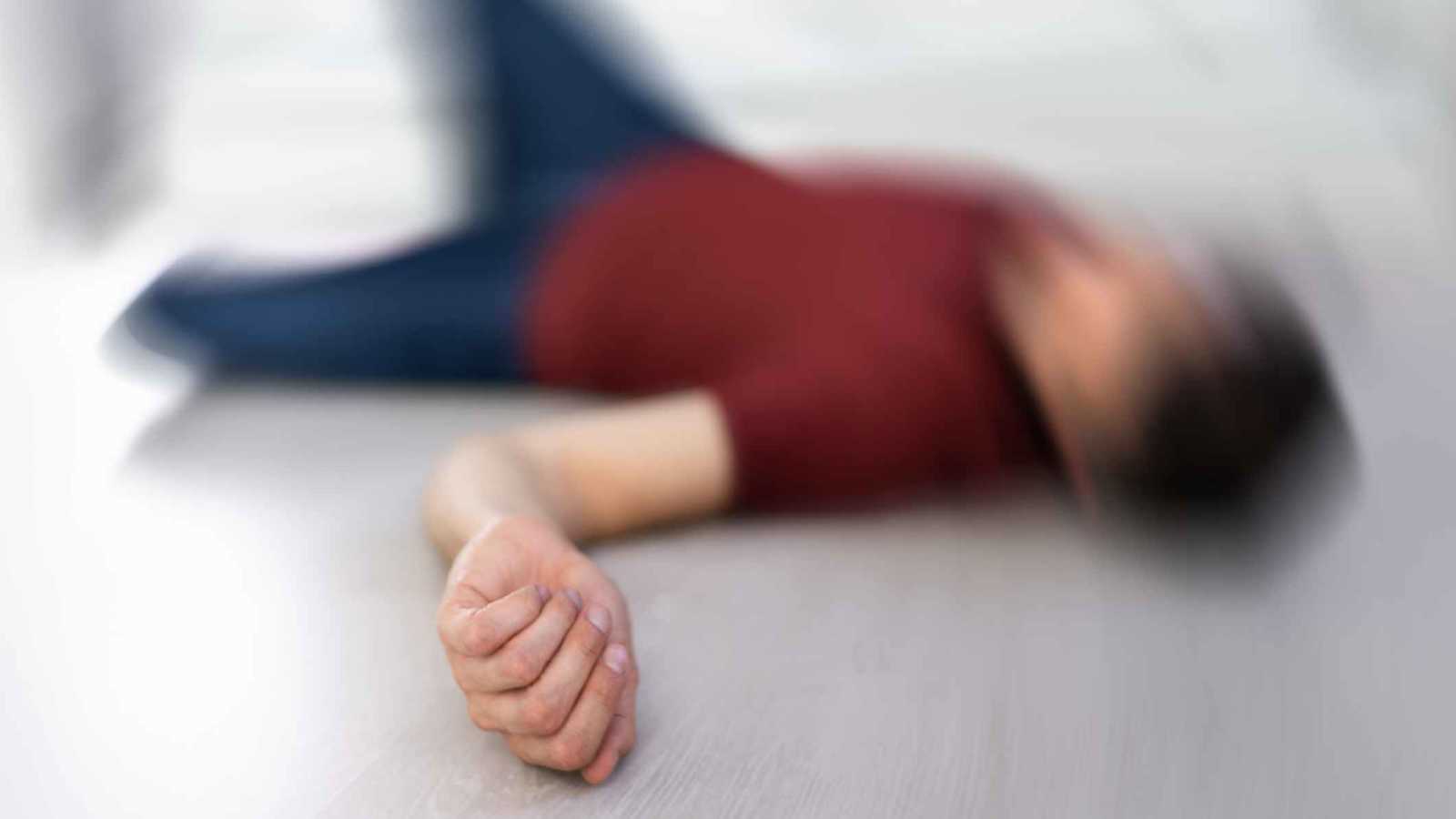 رجل يثير الغضب بسرقة هاتف شاب أصُيب بنوبة صرع (فيديو)