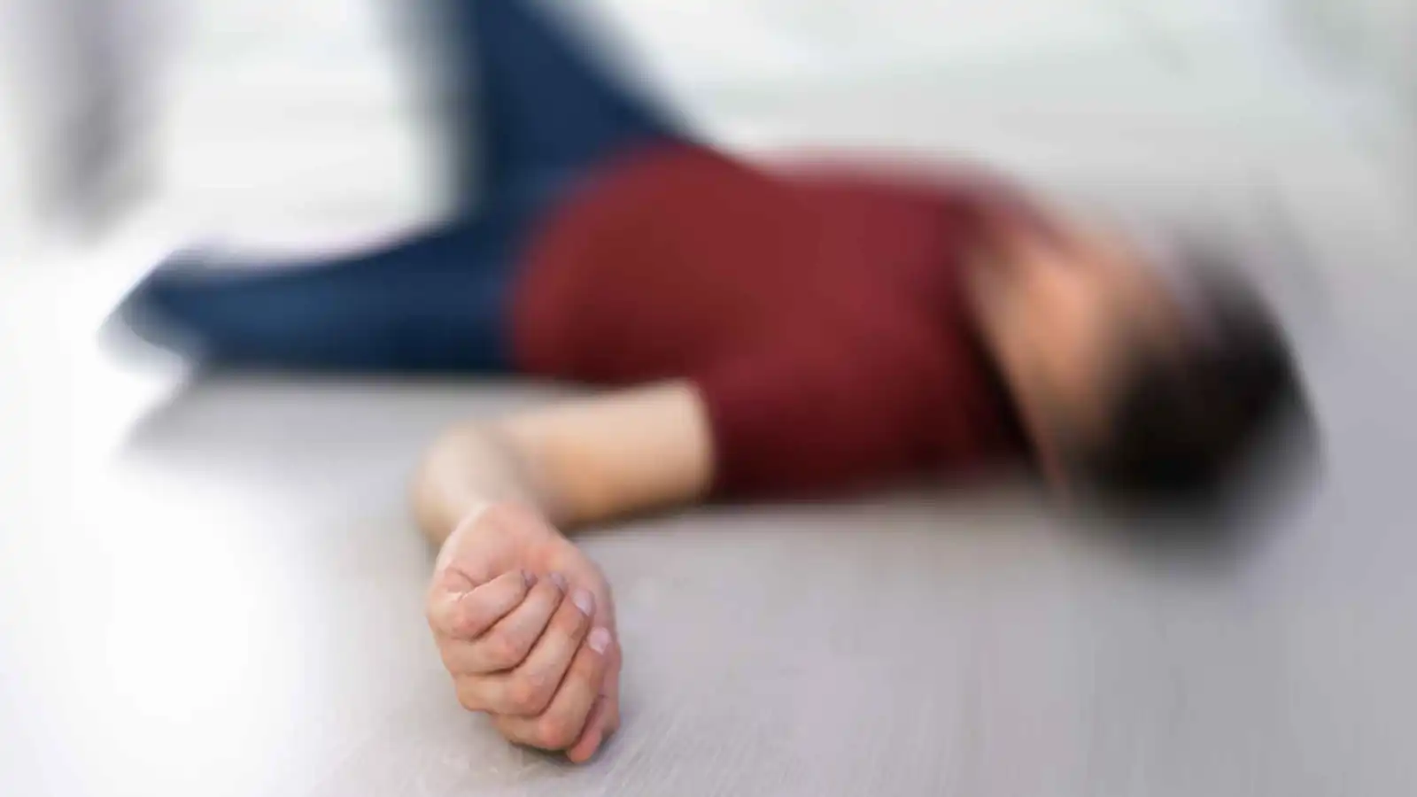 رجل يثير الغضب بسرقة هاتف شاب أصُيب بنوبة صرع (فيديو)