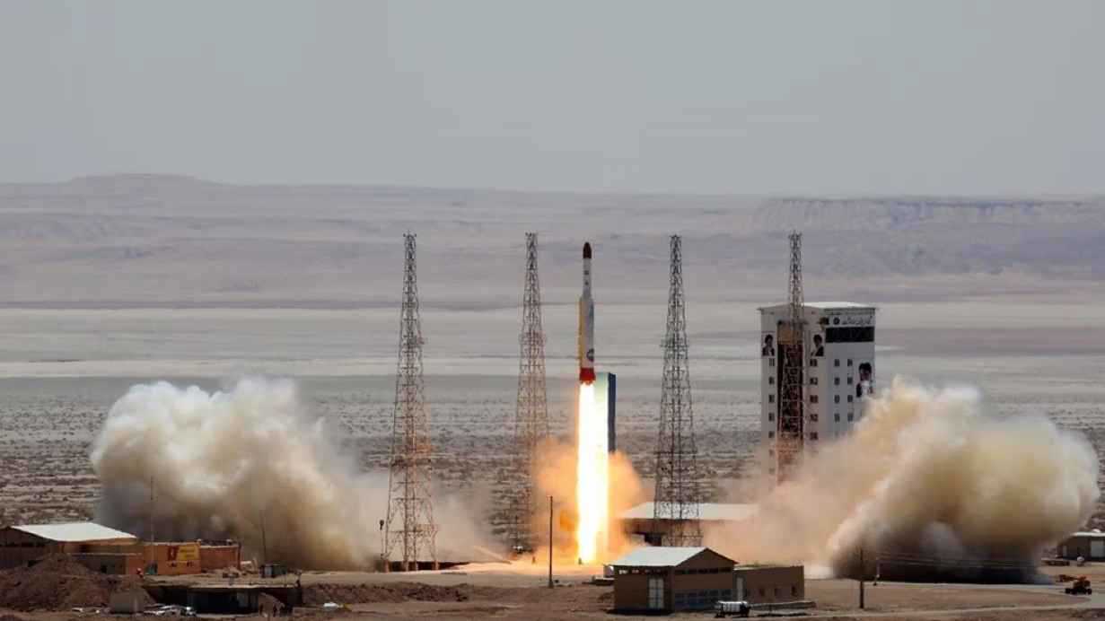 بصاروخ "قاصد".. إيران تنقل معركتها مع إسرائيل إلى الفضاء