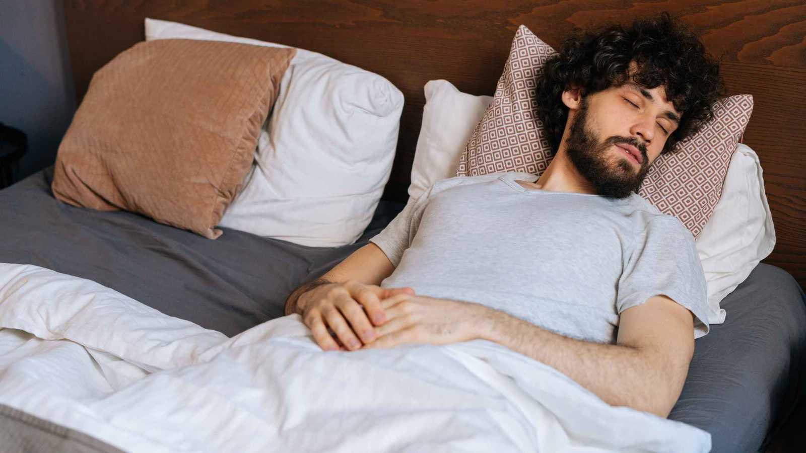 النوم على الظهر قد يسبب شللاً مرعباً