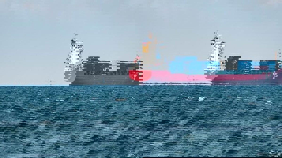 أوكرانيا تطالب تركيا باحتجاز سفينة ترفع علم روسيا