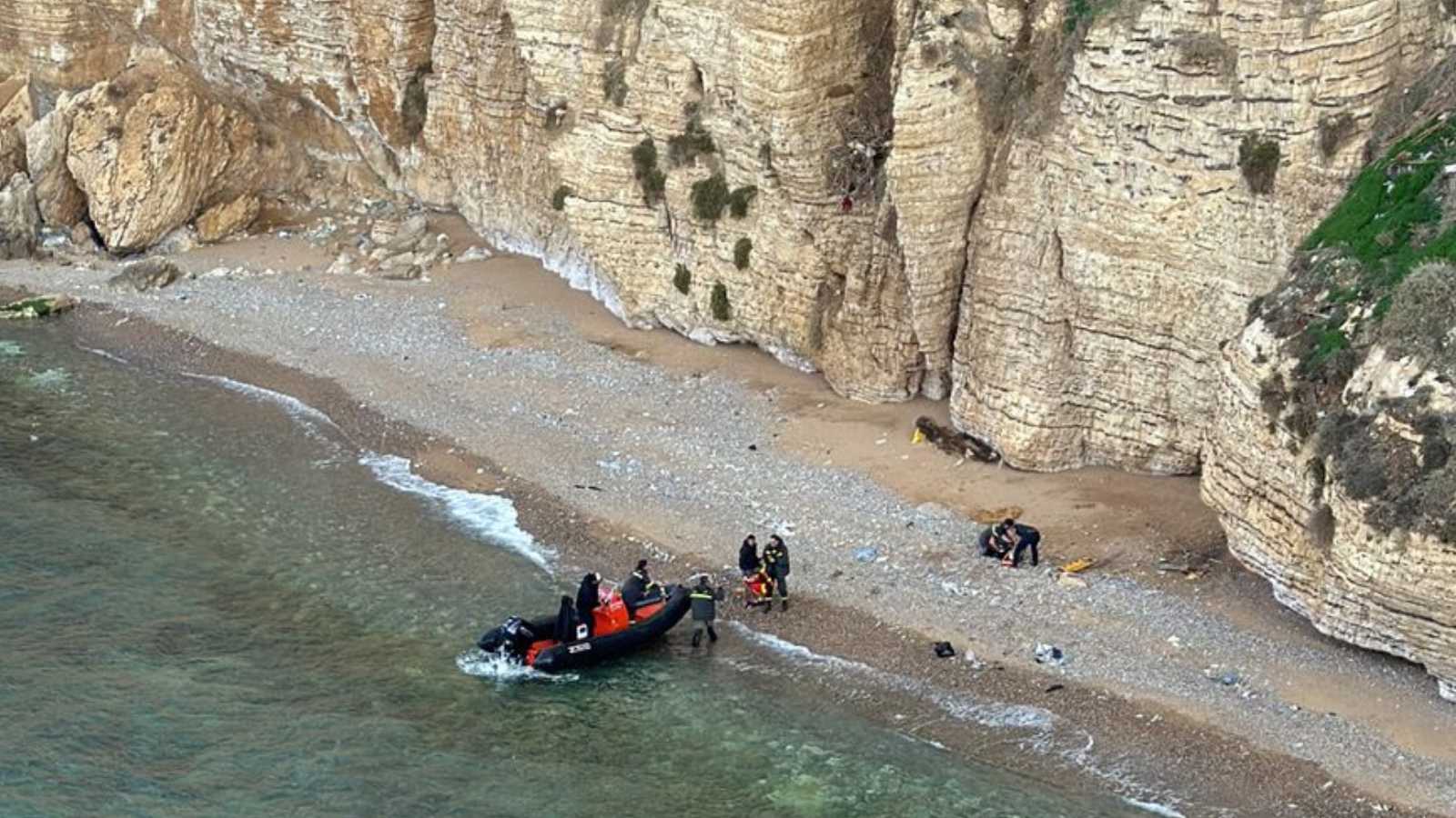 أثار ذعر المارة.. سقوط مروع لشاب من فوق "الروشة" في لبنان (فيديو)