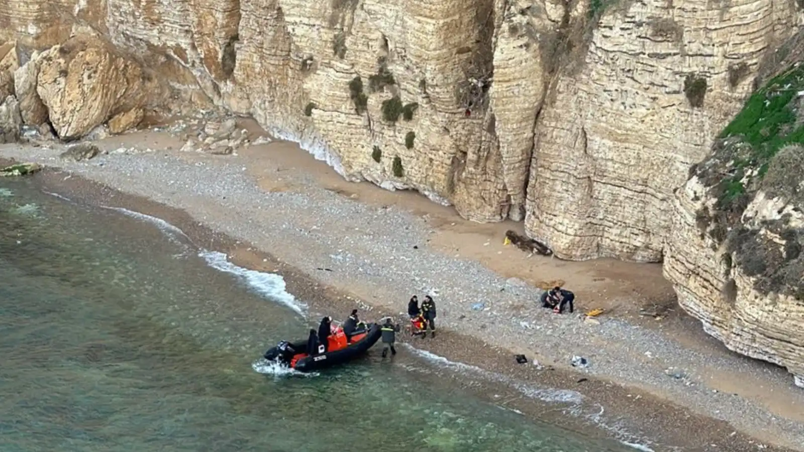 أثار ذعر المارة.. سقوط مروع لشاب من فوق "الروشة" في لبنان (فيديو)