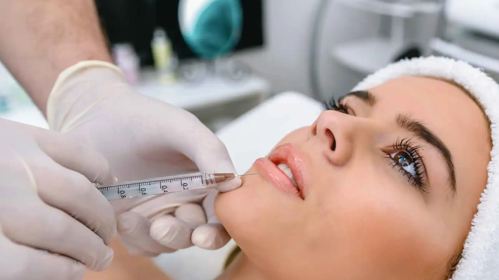 مادة تجميلية شائعة تصنّع من "أقوى سمّ" على وجه الأرض